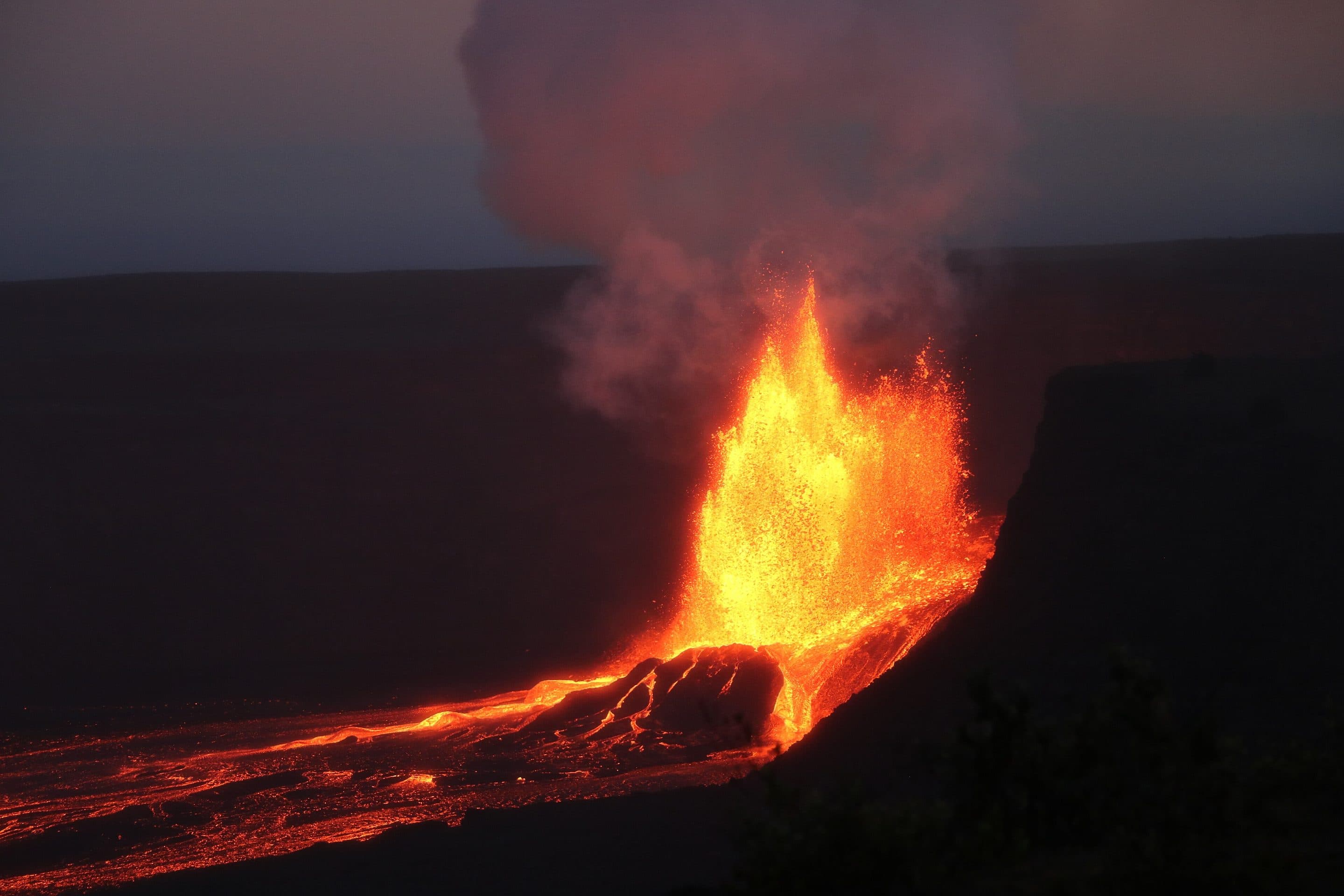 Fonte de lava em erupção ao anoitecer